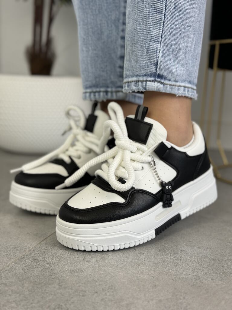 Czarno-białe buty sportowe damskie na grubej podeszwie. wygodne sneakersy damskie czarno/białe na platformie.