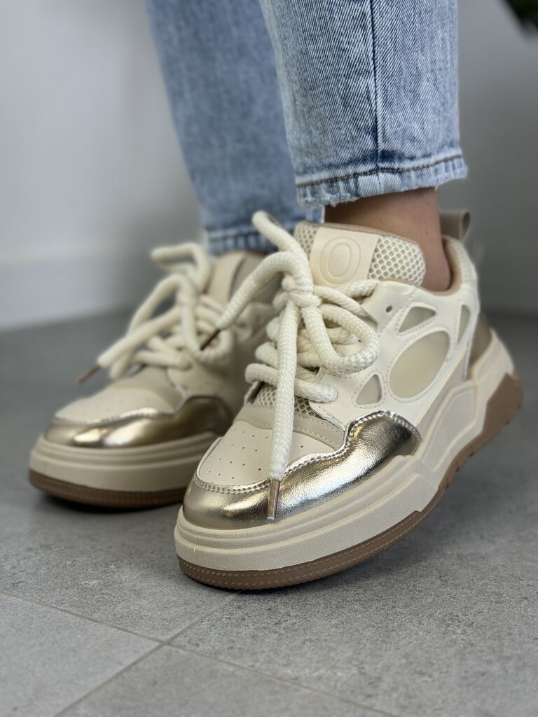 Beżowe sneakersy damskie na grubej podeszwie wiązane na grube sznurówki. Wygodne buty sportowe damskie na platformie.
