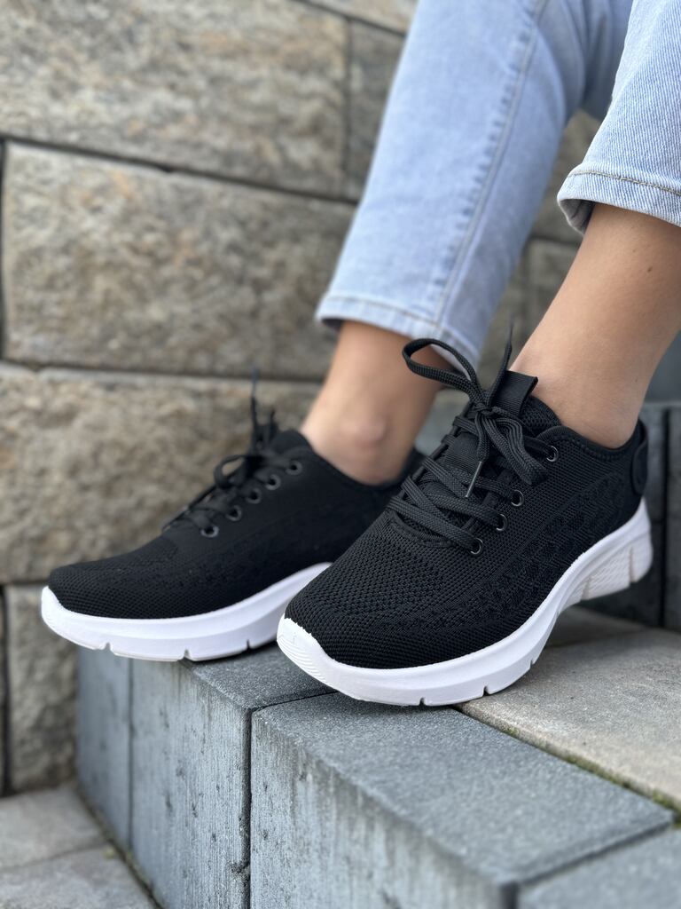 Czarne buty sportowe damskie wykonane z materiału tekstylnego. Lekkie buty sportowe siatkowe czarne.