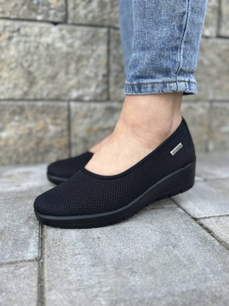 Wygodne komfortowe buty damskie w kolorze czarnym posiadające wkładki memory.