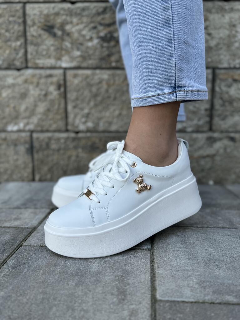 Skórzane sneakersy damskie białe z ozdobą na boku. Wygodne połbuty damskie skórzane w kolorze białym.