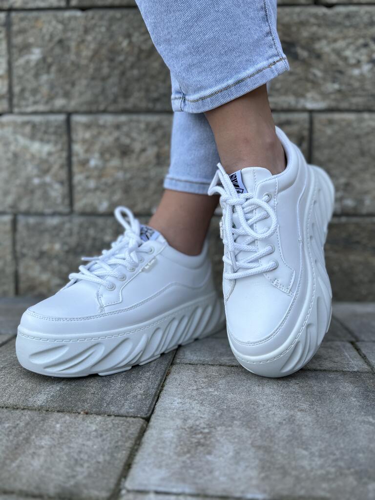 Białe sneakersy damskie na grubej masywnej podeszwie. Wygodne buty sportowe damskie na grubym spodzie.