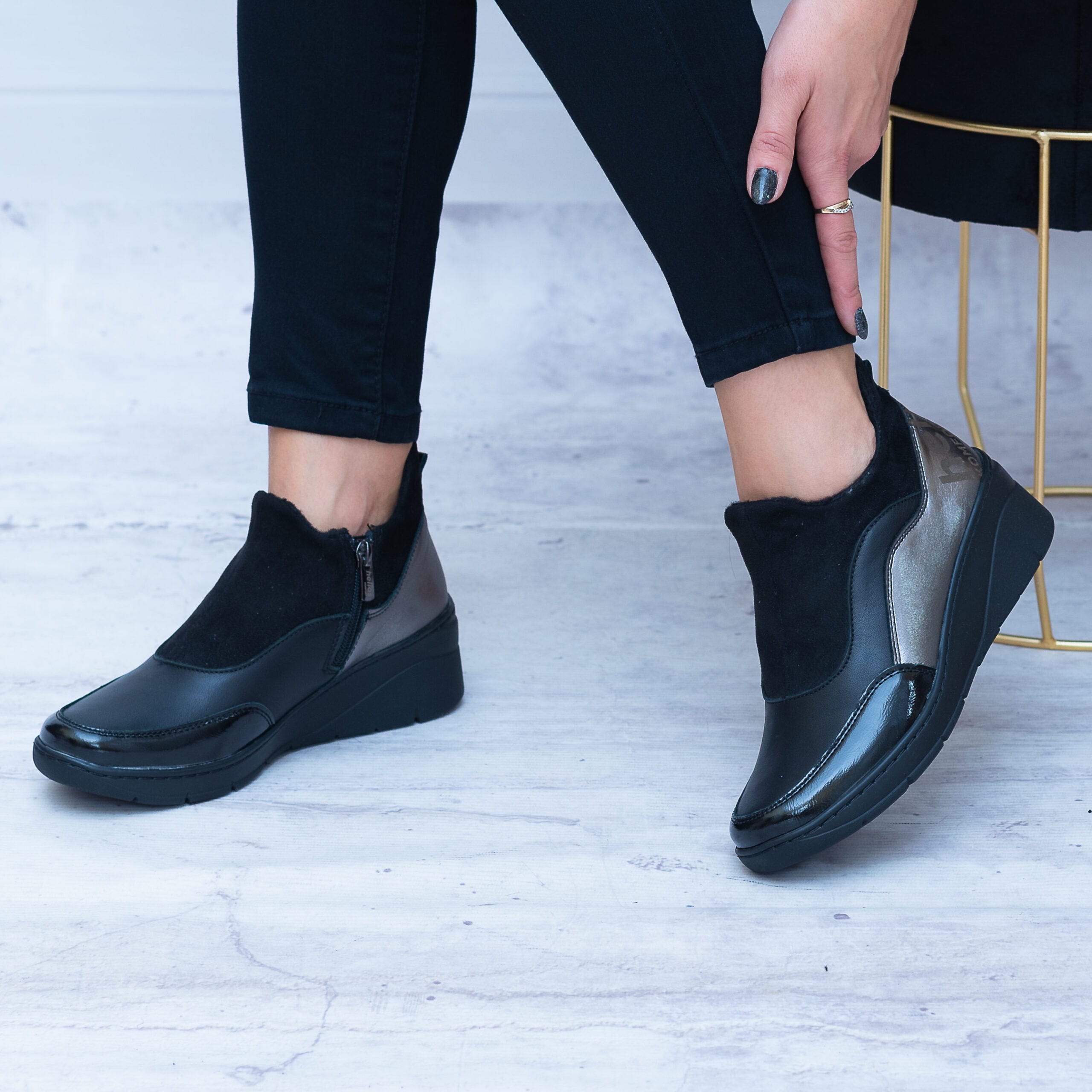Czarne Półbuty Na Koturnie Helios – Eleganckie Buty Damskie - Styl sportowy