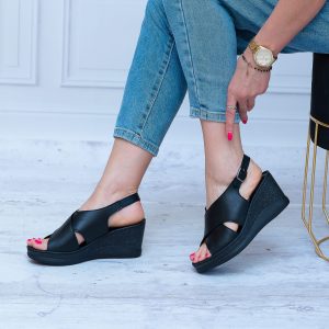 Sandały na Koturnie Sokolski IZM-IK177-BLK Czarne Skóra Wygodne Buty - Styl miejski