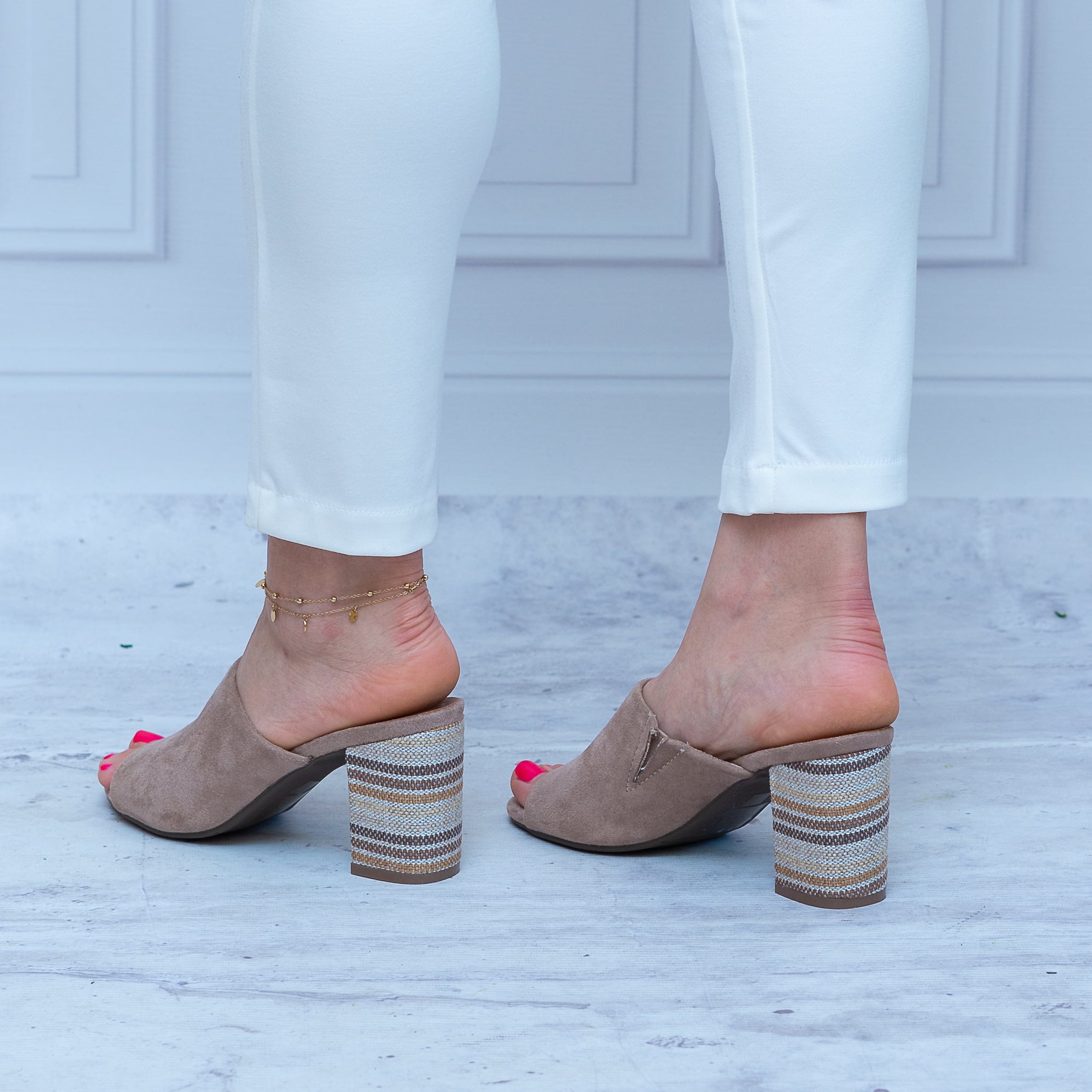 Klapki Zamszowe Na Obcasie Sokolski – SK L20-11 Taupe - Styl casualowy