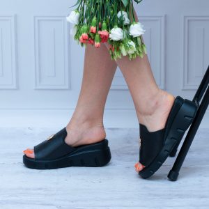 Czarne Klapki Damskie Filippo DK3596/22 BK- Wygodne Klapki Damskie