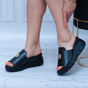 Czarne Klapki Damskie Filippo DK3596/22 BK- Wygodne Klapki Damskie - Styl casualowy
