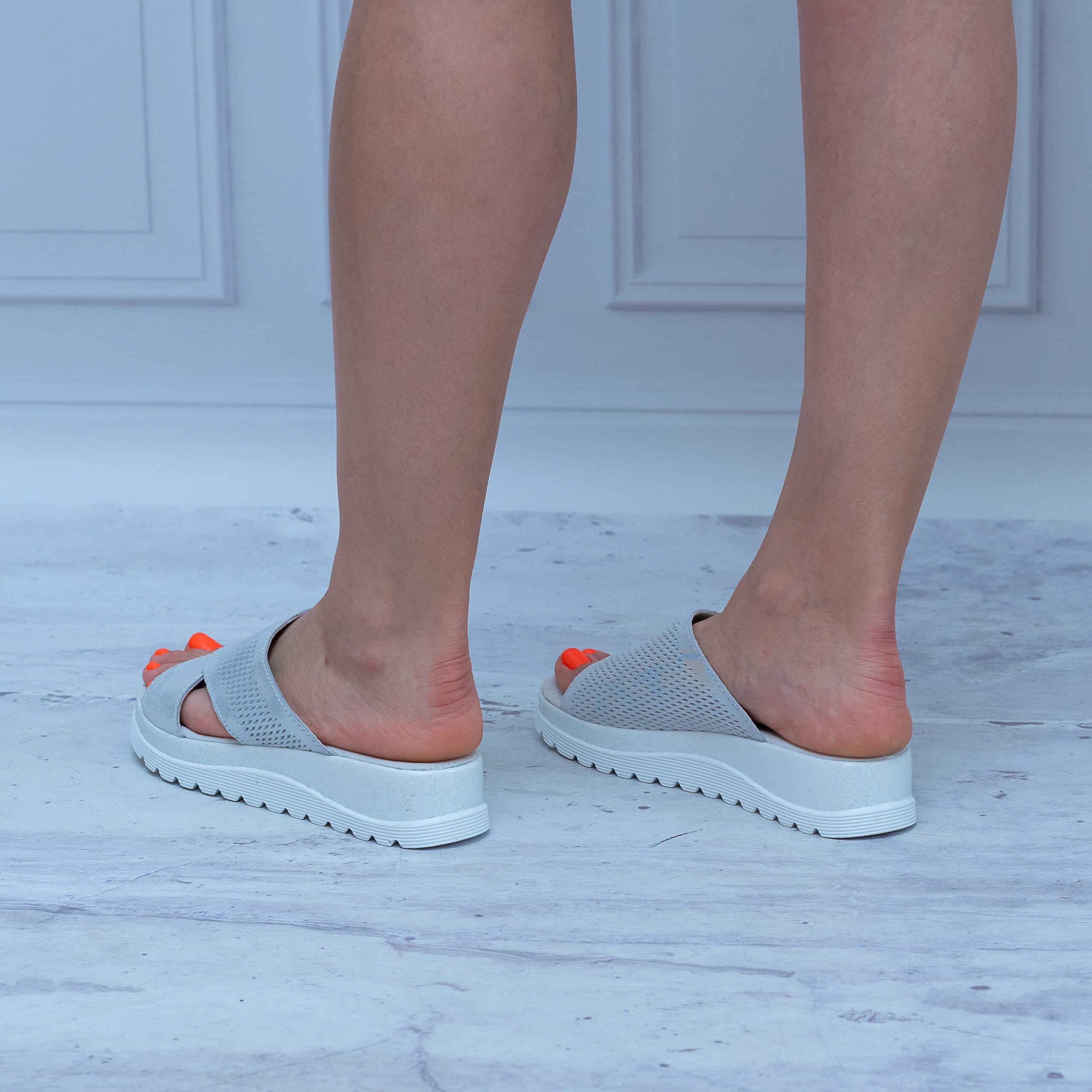 Ażurowe Klapki Damskie Sokolski – Wygodne Skórzane Buty Na Koturnie - Styl glamour