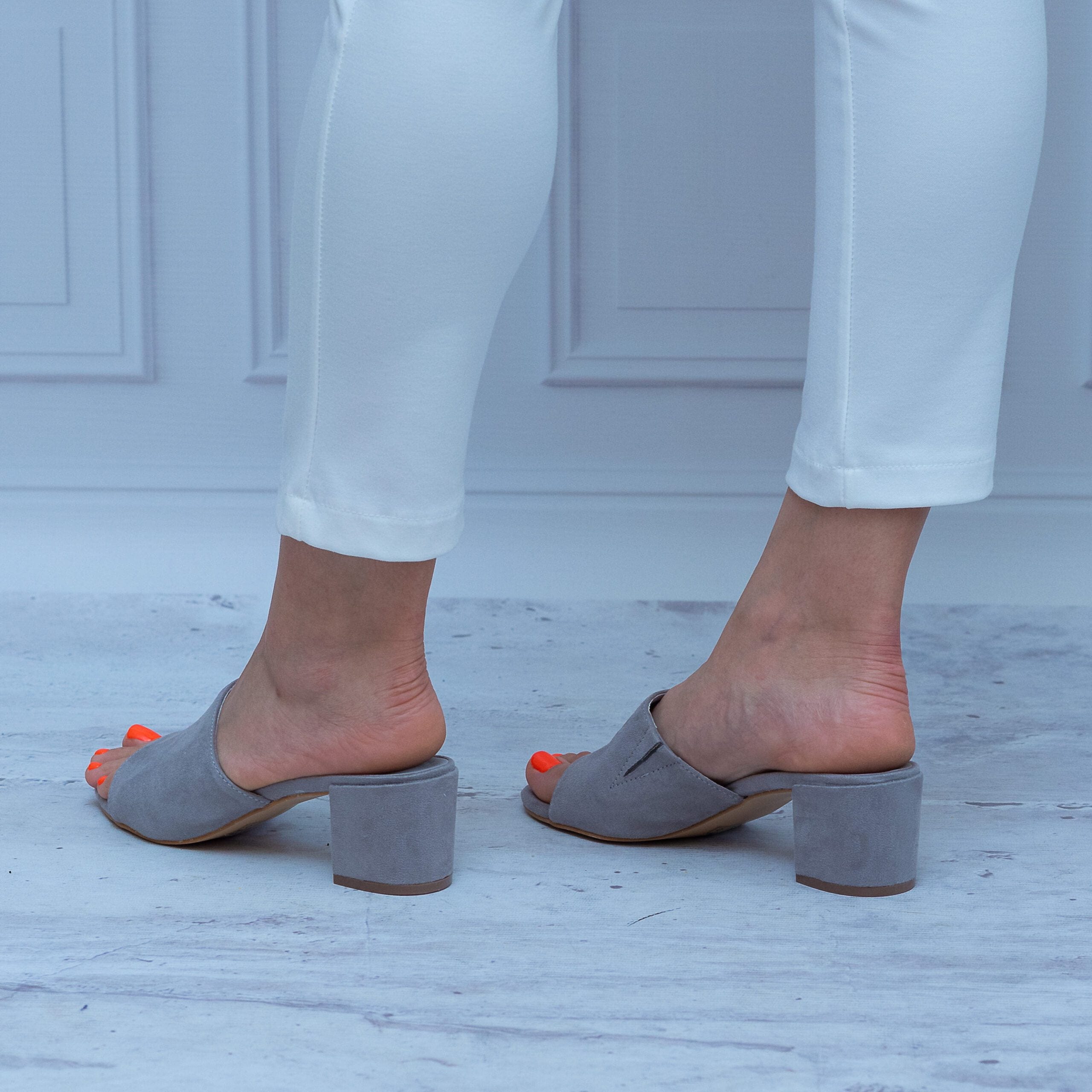 Damskie Klapki Zamszowe Na Klocku Sokolski – SK L20-34 GREY - Styl casualowy