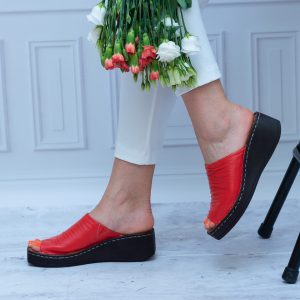 Czerwone klapki damskie Sokolski – Wygodne skórzane buty na koturnie 01-0514 Red