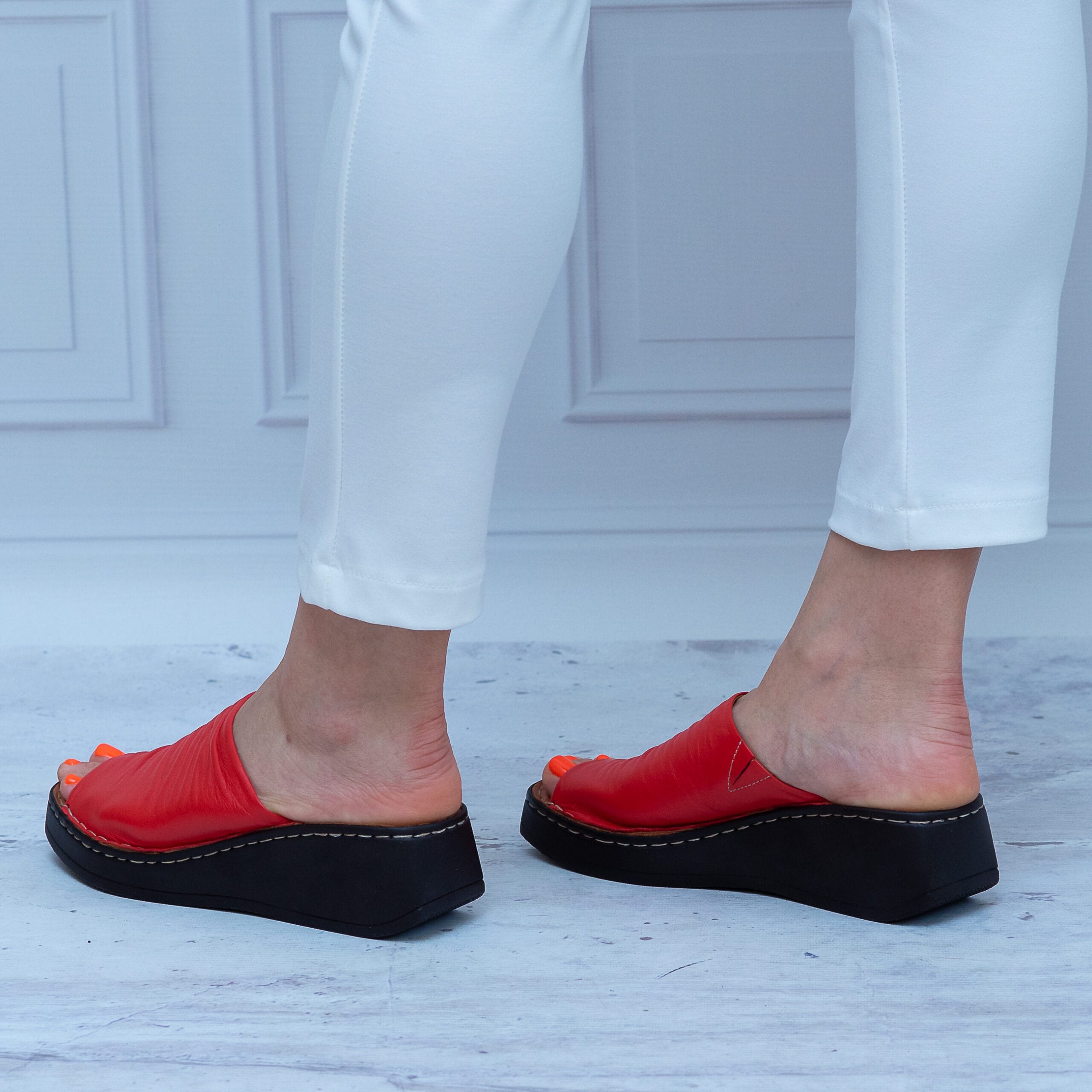 Czerwone klapki damskie Sokolski – Wygodne skórzane buty na koturnie 01-0514 Red - Styl boho