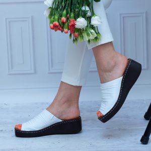 Białe Klapki Damskie Sokolski – Wygodne Skórzane Buty Na Koturnie