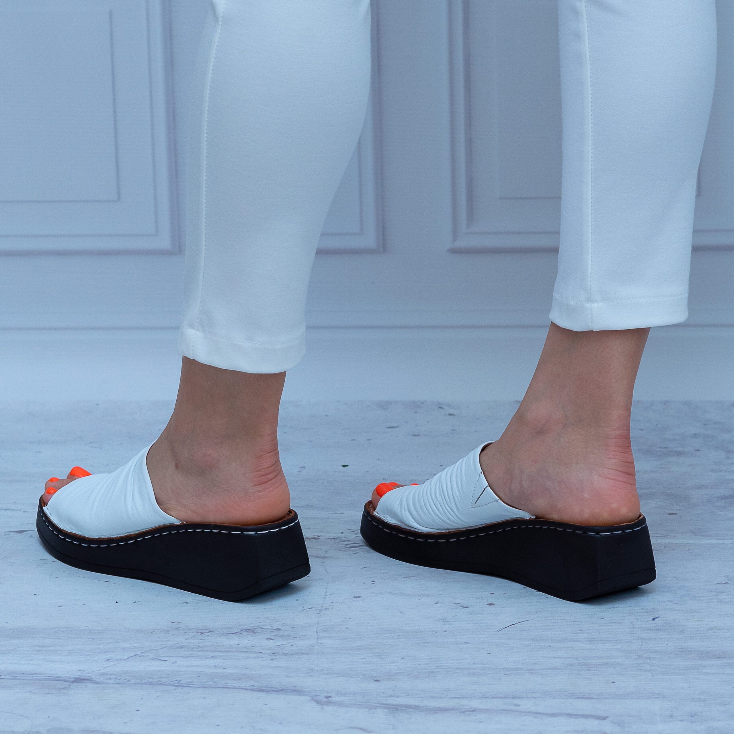 Białe Klapki Damskie Sokolski – Wygodne Skórzane Buty Na Koturnie - Styl wakacyjny