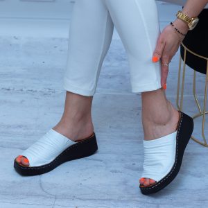 Białe Klapki Damskie Sokolski – Wygodne Skórzane Buty Na Koturnie - Styl casualowy