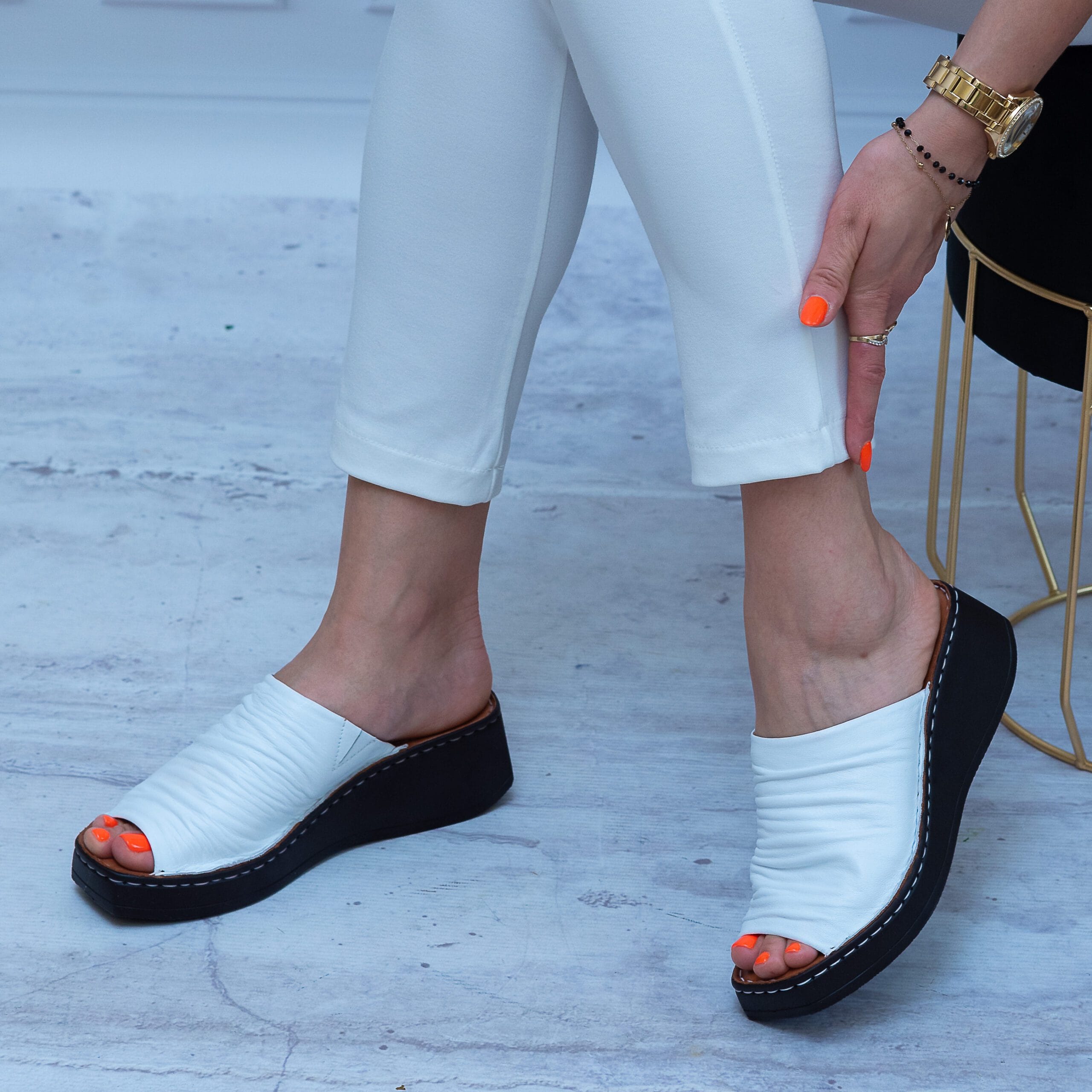 Białe Klapki Damskie Sokolski – Wygodne Skórzane Buty Na Koturnie - Styl casualowy
