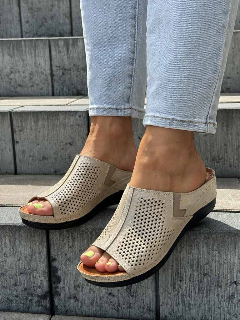 Złote klapki damskie na koturnie skórzane Sokolski L25-157 - Styl casualowy