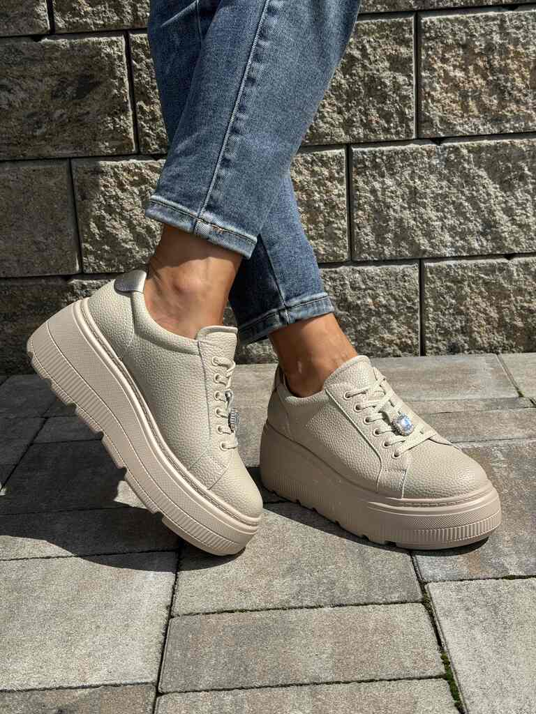 Beżowe sneakersy damskie na platformie ze skóry CAMBELL 25-00638 - Styl casualowy