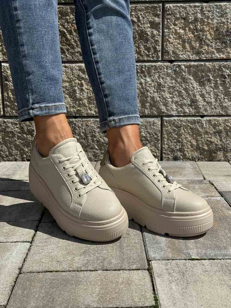 Beżowe sneakersy damskie na platformie ze skóry CAMBELL 25-00638 - Do spodni