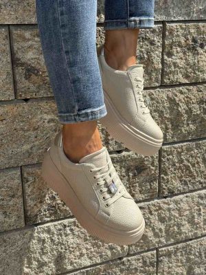 Beżowe sneakersy damskie na platformie ze skóry CAMBELL 25-00638 - Styl klasyczny
