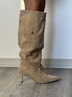 Beżowe kozaki damskie z szeroką cholewką i Jetami K682 - Styl elegancki