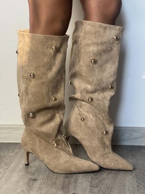 Beżowe kozaki damskie z szeroką cholewką i Jetami K682 - Styl glamour