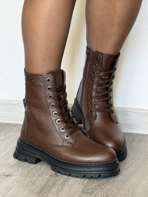 Brązowe skórzane botki damskie sznurowane z traperową podeszwą i zamkiem T.Sokolski Z25-345 - Styl casualowy