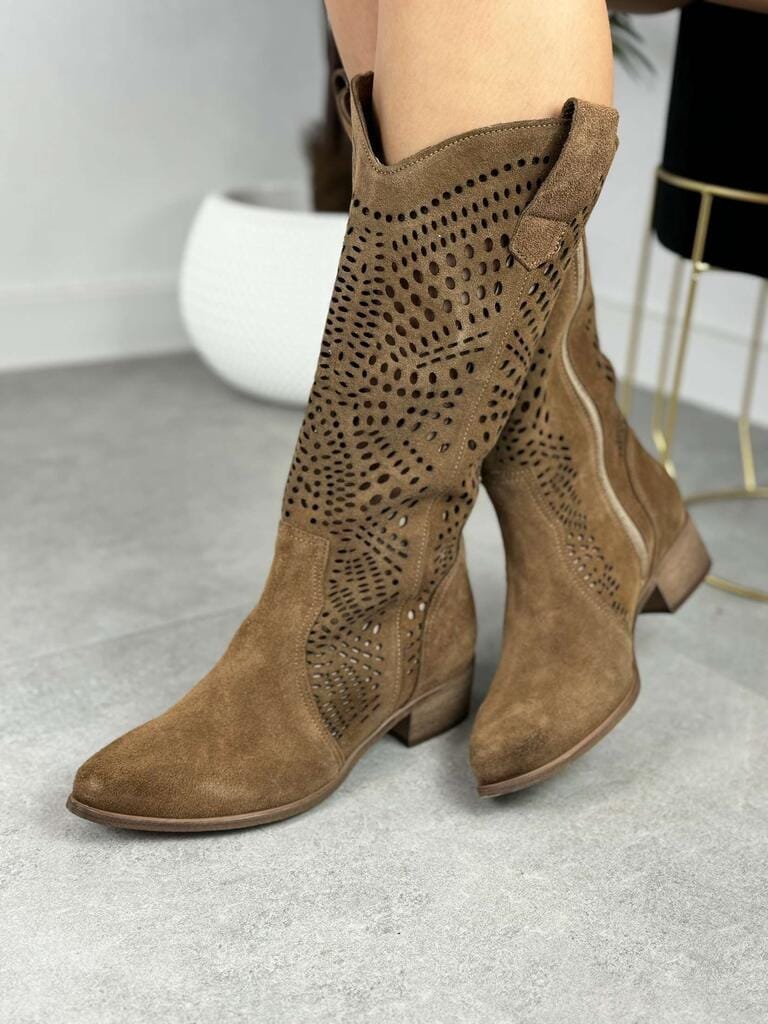 Brązowe Kozaki Na Niskim Obcasie – Skórzane Modne Buty Damskie - Do spodni