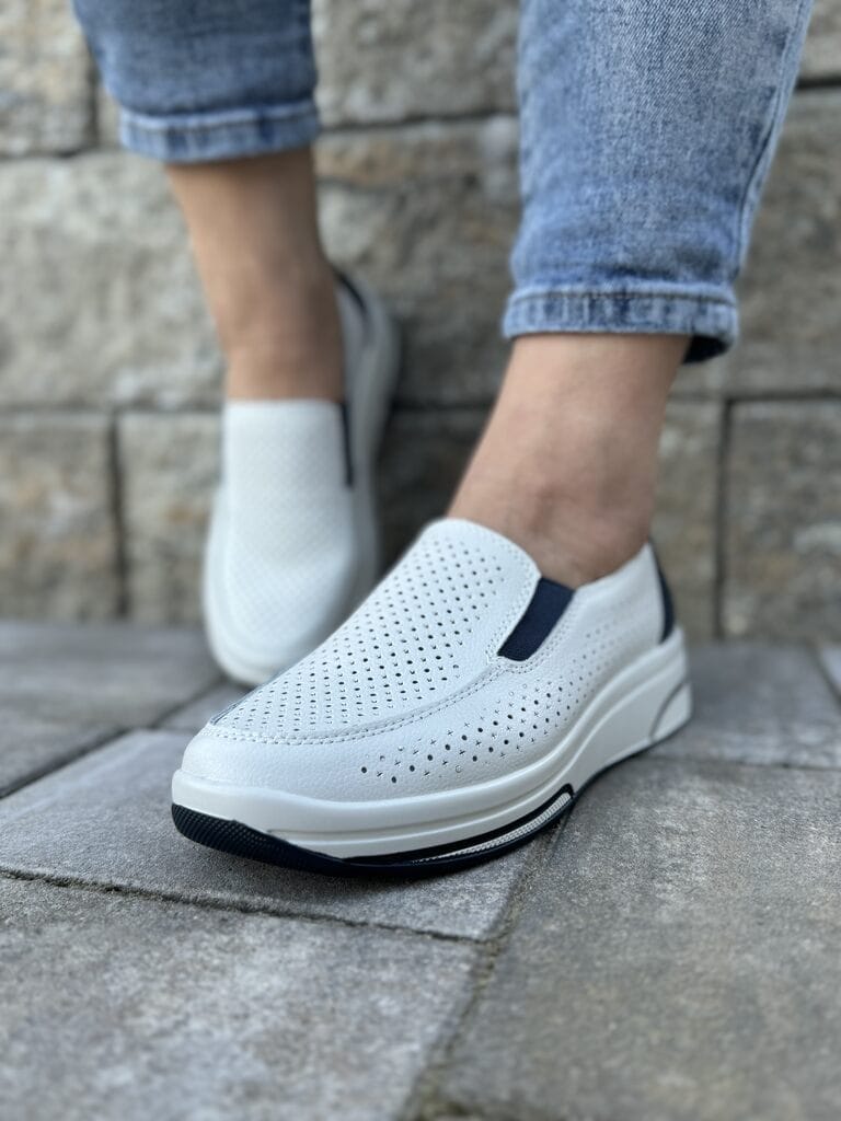 Półbuty skórzane damskie ażurowe – Wygodne sneakersy wsuwane damskie Evento - Do jeansów