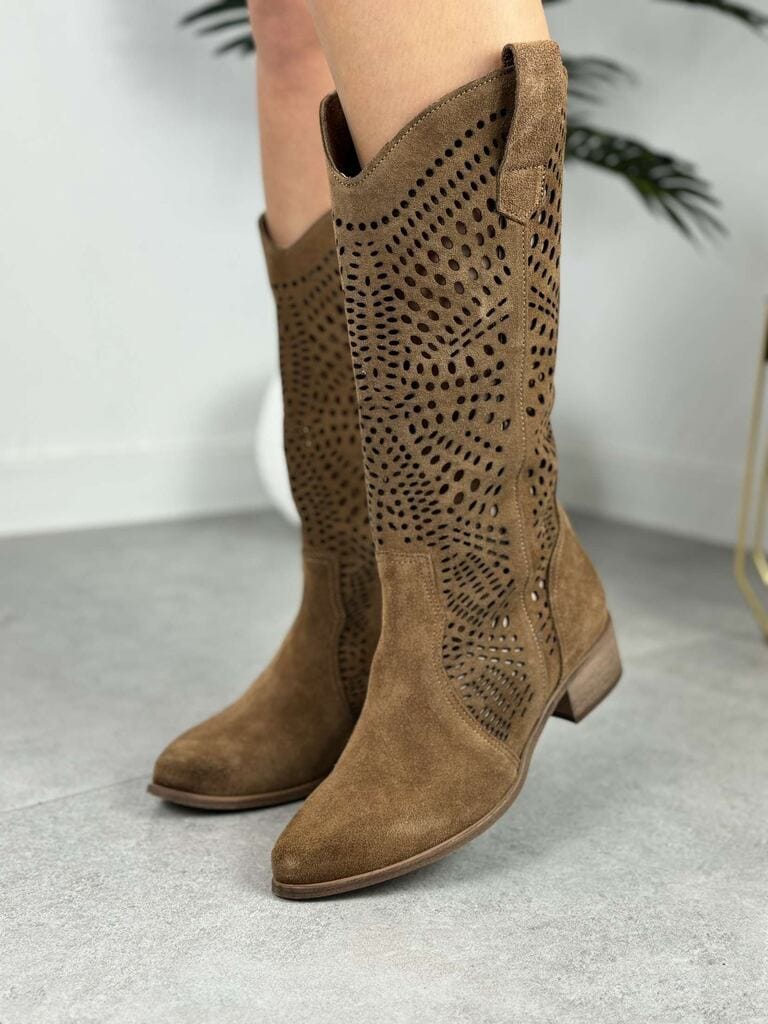 Brązowe Kozaki Na Niskim Obcasie – Skórzane Modne Buty Damskie