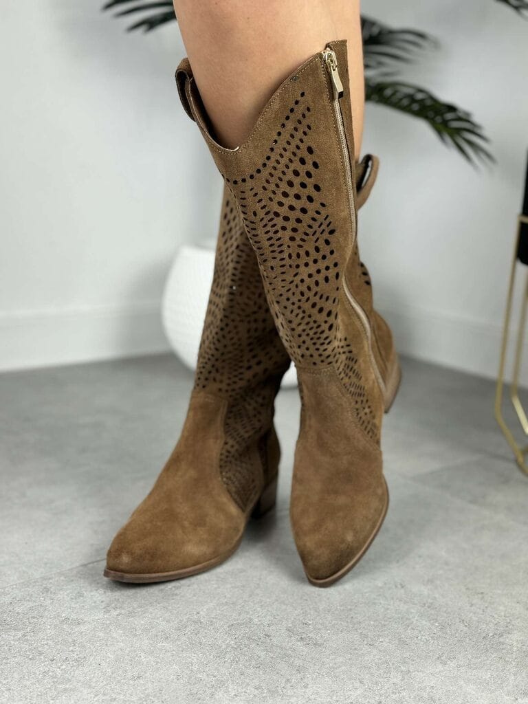 Brązowe Kozaki Na Niskim Obcasie – Skórzane Modne Buty Damskie - Na wiosnę