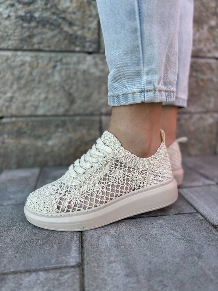 Koronkowe buty damskie beżowe – Modne buty na grubej podeszwie T. Sokolski - Na lato