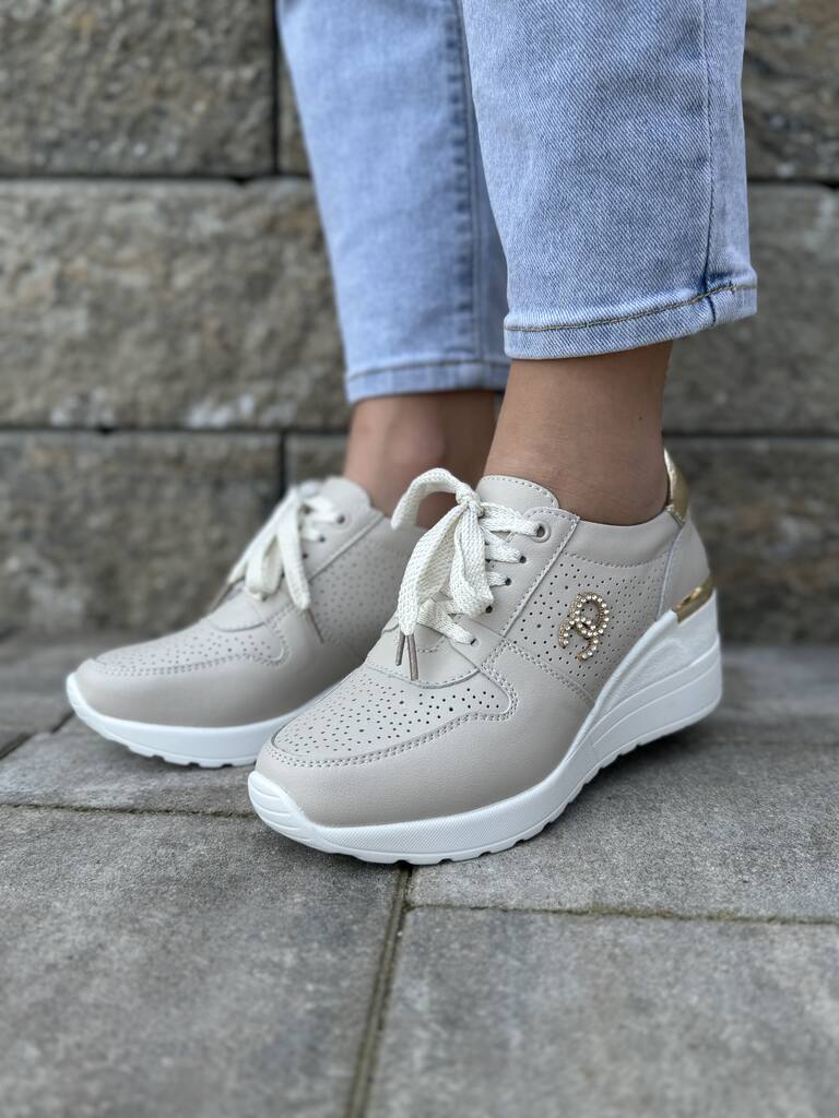 Beżowe skórzane sneakersy damskie – Wygodne buty na koturnie S.Barski - Do jeansów