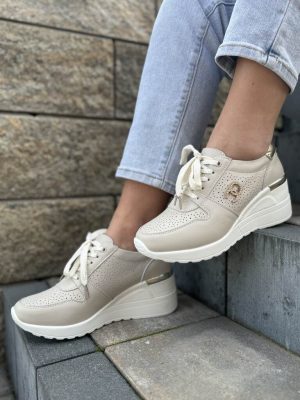 Beżowe skórzane sneakersy damskie – Wygodne buty na koturnie S.Barski - Styl miejski