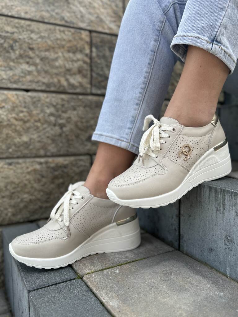 Beżowe skórzane sneakersy damskie – Wygodne buty na koturnie S.Barski - Styl miejski