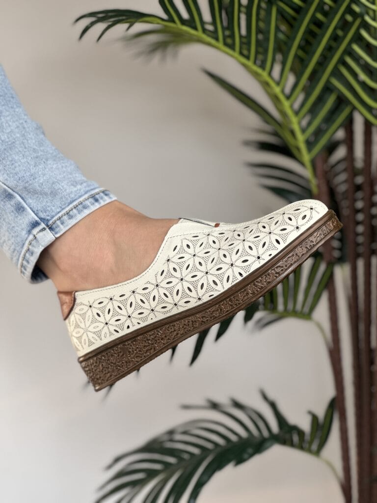 Ażurowe półbuty damskie beżowe T.Sokolski TS W24-279 - Styl smart casual