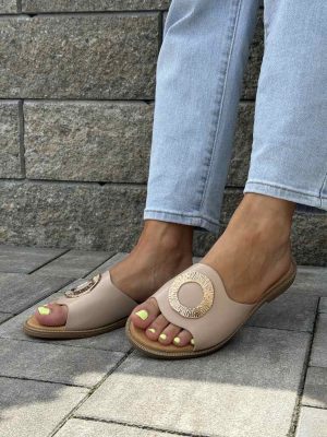 Beżowe płaskie klapki damskie z ozdobą Filippo DK6906/25 - Styl casualowy