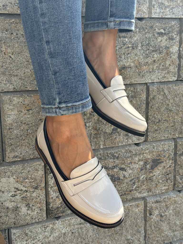 Beżowe skórzane mokasyny damskie Cambell 00663 - Styl smart casual