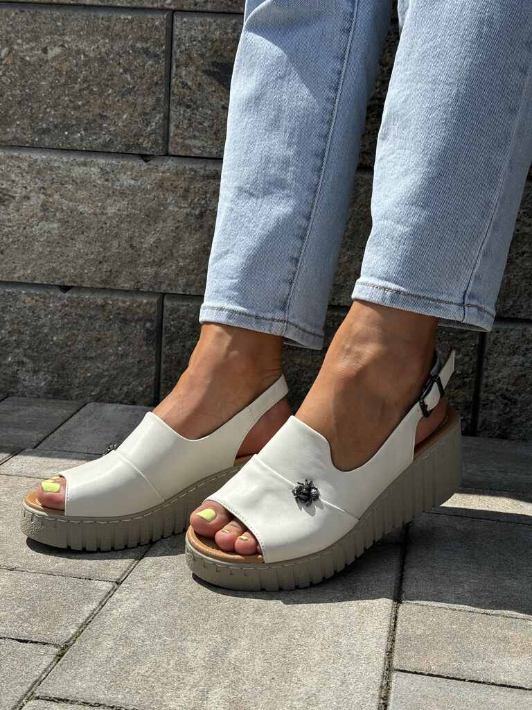 Beżowe skórzane sandały damskie na koturnie Vinceza 66759 - Styl casualowy