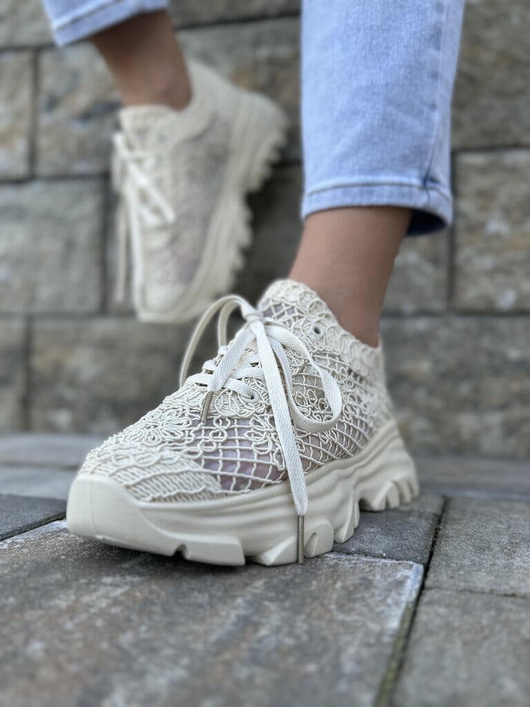 Buty koronkowe damskie beżowe – Modne buty na grubej podeszwie - Styl miejski