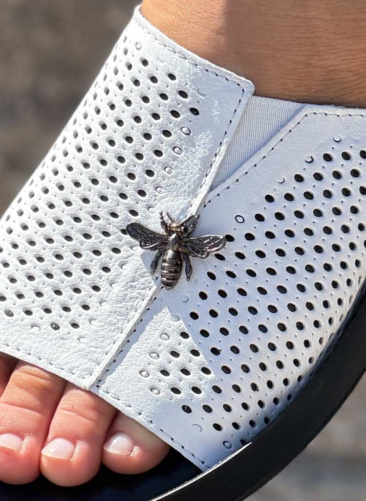 Białe klapki damskie skórzane na koturnie T.Sokolski L33-345 - Do jeansów