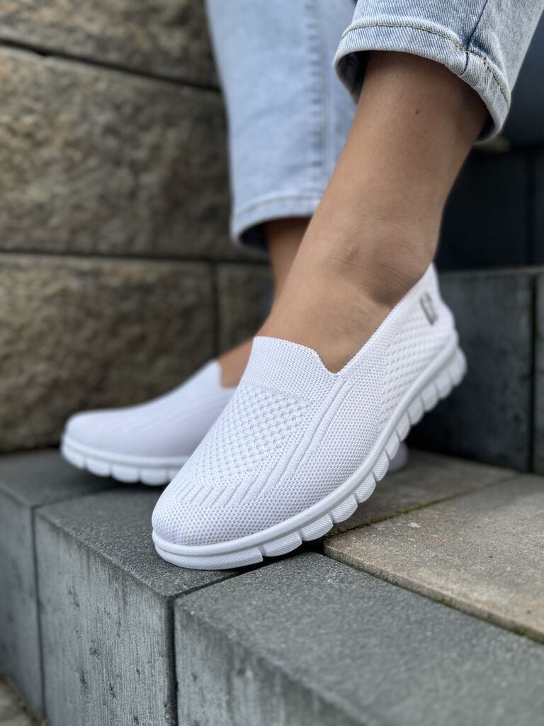 Białe tenisówki wsuwane damskie – Modne buty na każdą okazję Potocki - Styl sportowy