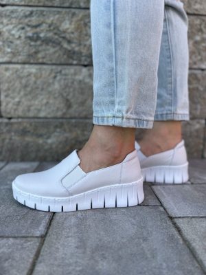 Białe skórzane półbuty damskie Wasak – Wygodne wsuwane buty damskie - Styl miejski