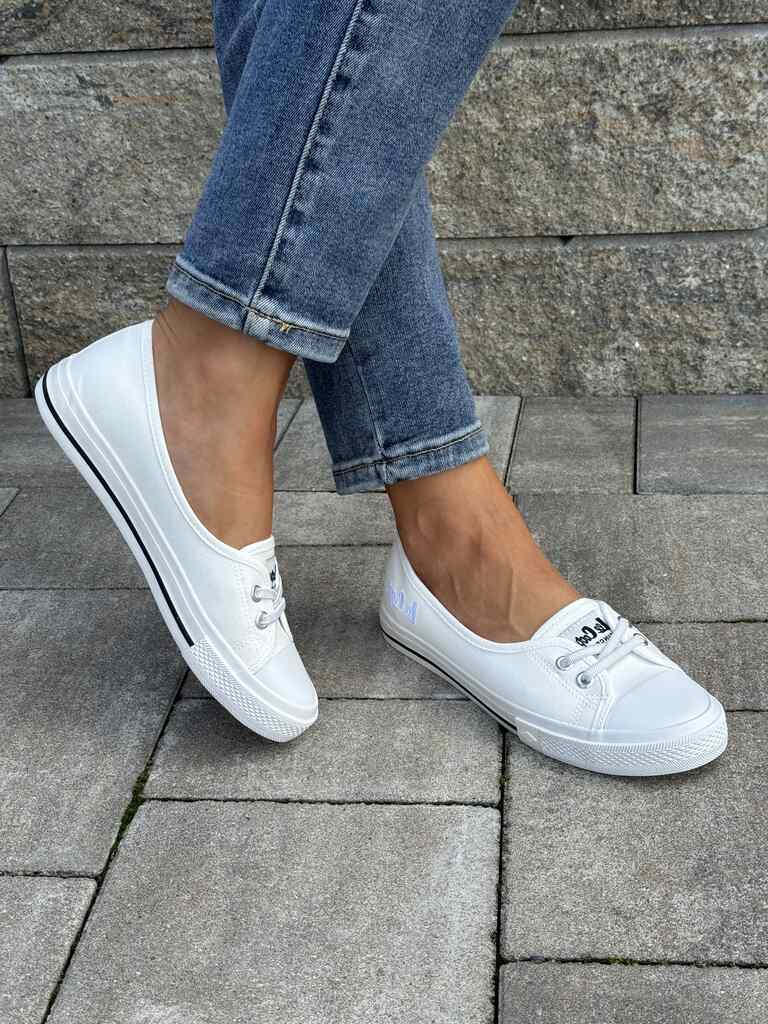 Białe trampki damskie wsuwane slip on – codzienne obuwie Lee Cooper CF-2102 - Na wiosnę