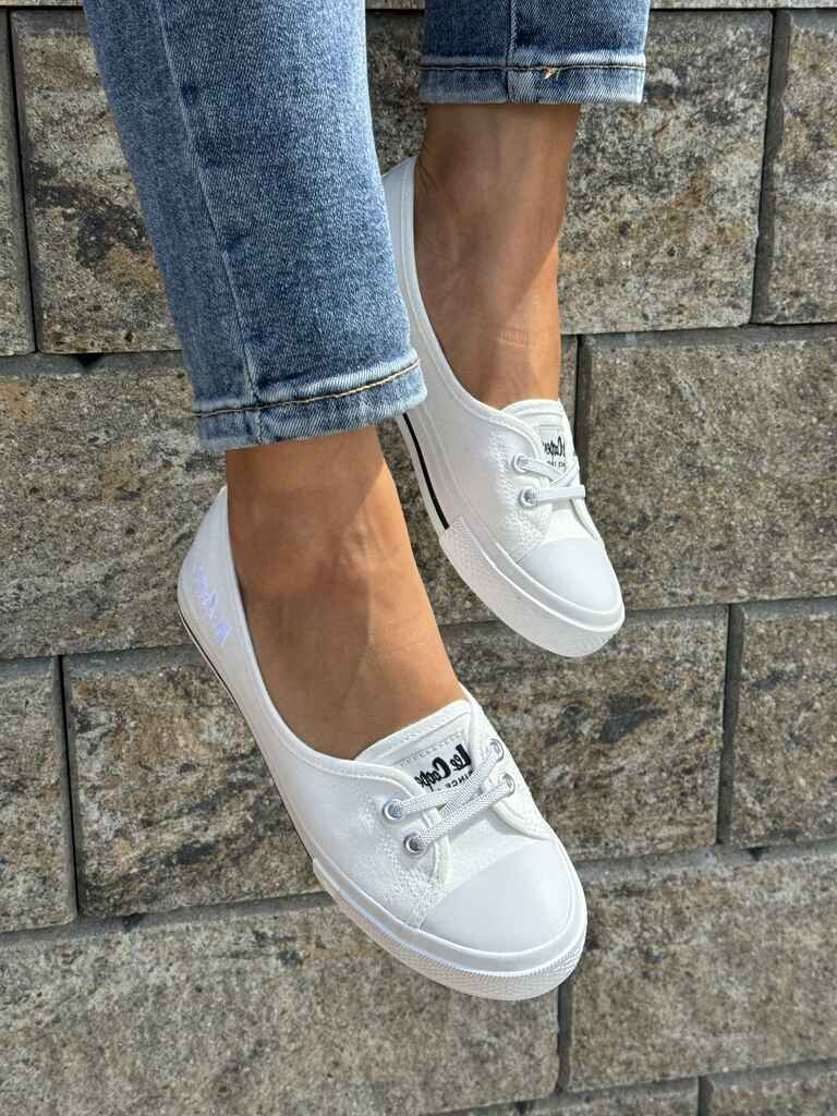 Białe trampki damskie wsuwane slip on – codzienne obuwie Lee Cooper CF-2102 - Styl sportowy