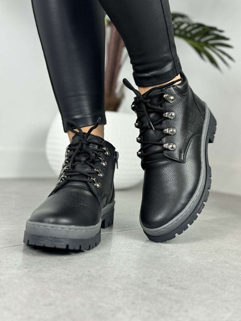 Czarne trzewiki damskie ze skóry – Wygodne Buty Damskie Wasak 0695 - Styl rockowy