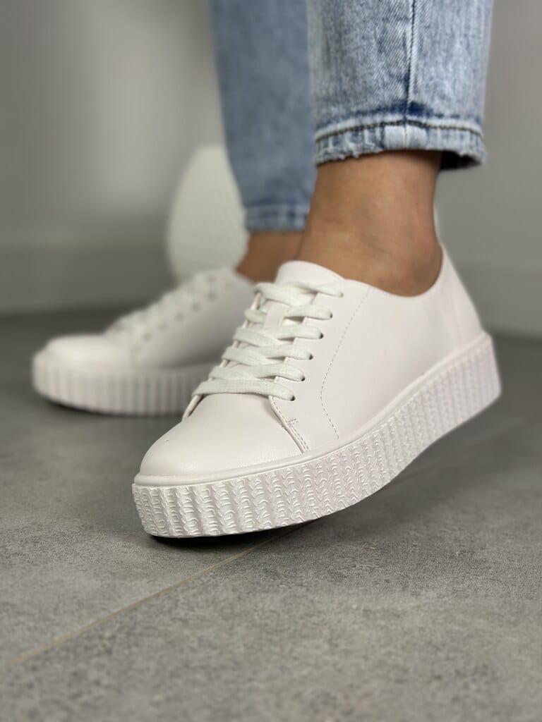 Buty sportowe białe Potocki 24-12353 – Wygodne sneakersy damskie na grubej podeszwie - Styl miejski