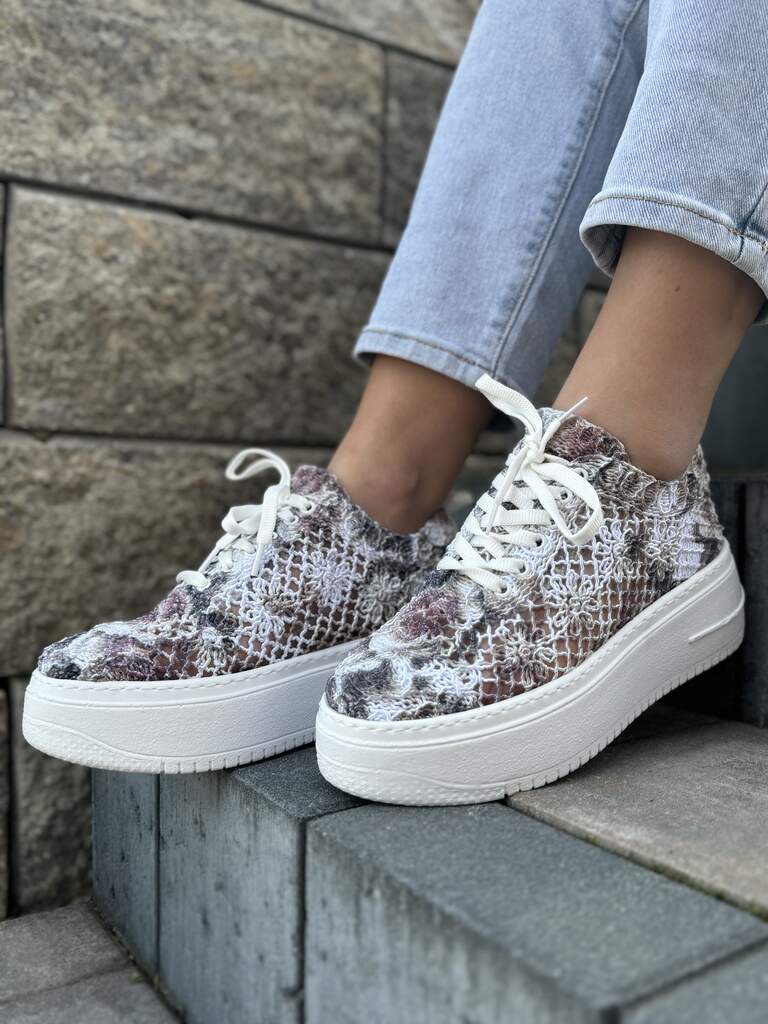 Koronkowe sneakersy damskie – Modne buty koronkowe T. Sokolski HEJ W503 - Do jeansów