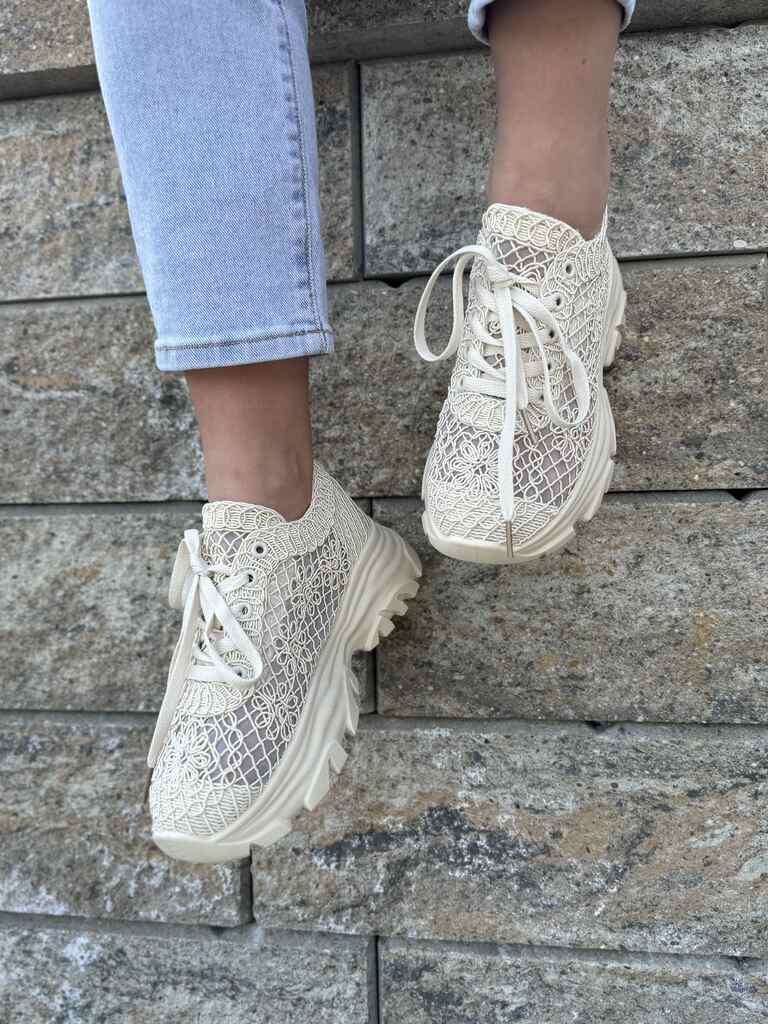 Buty koronkowe damskie beżowe – Modne buty na grubej podeszwie - Do spodni