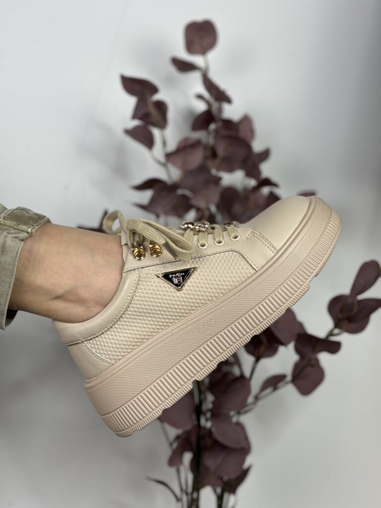 Beżowe skórzane sneakersy damskie na platformie Filippo Dp6382/24 - Do spodni