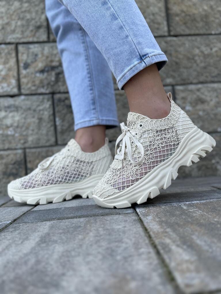 Buty koronkowe damskie beżowe – Modne buty na grubej podeszwie